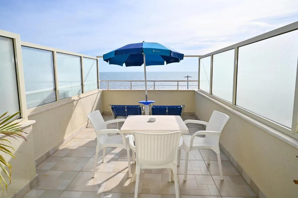 Deluxe Triple Room with Sea View — Hotel Zanzi
